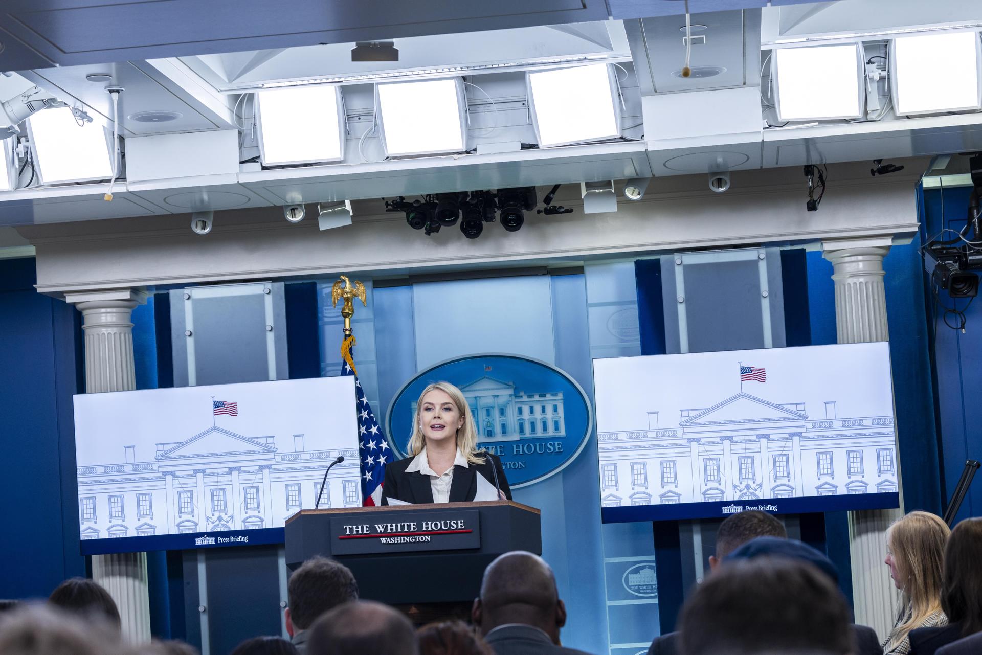La portavoz de la Casa Blanca, Karoline Leavitt, habla en la sala de prensa de la Casa Blanca en Washington, DC, EE.UU., el 22 de mayo de 2025. EFE/SHAWN THEW