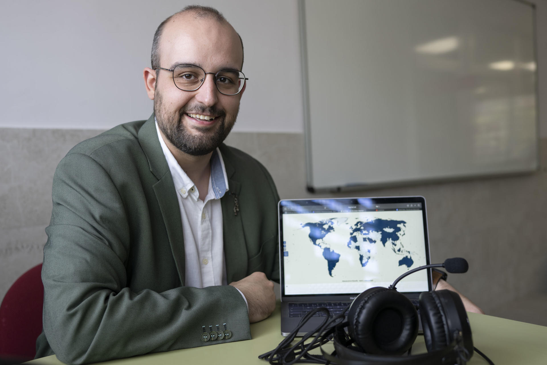 Víctor Ballesteros (Puertollano, 1997), profesor de Filosofía en su ciudad natal y creador de un pódcast que se encuentra entre los más compartidos de Spotify a nivel mundial, con escuchas en más de ochenta países que explica, en una entrevista concedida a la Agencia EFE, que comenzó el proyecto en octubre de 2020, en la resaca de la primera ola de la pandemia, porque quería ayudar a sus alumnos de Bachillerato a preparar la EBAU "en un momento muy complicado para ellos". EFE/Jesús Monroy