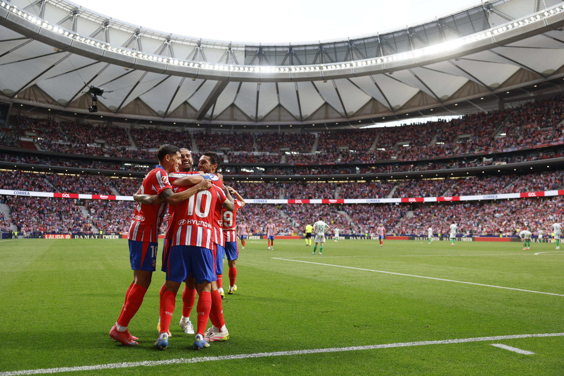 El delantero del Atlético de Madrid Ángel Correa celebra con sus compañeros tras marcar el cuarto gol del partido de la jornada 37 de LaLiga contra el Betis en el Riyadh Air Metropolitano en Madrid, este domingo. EFE/ Mariscal