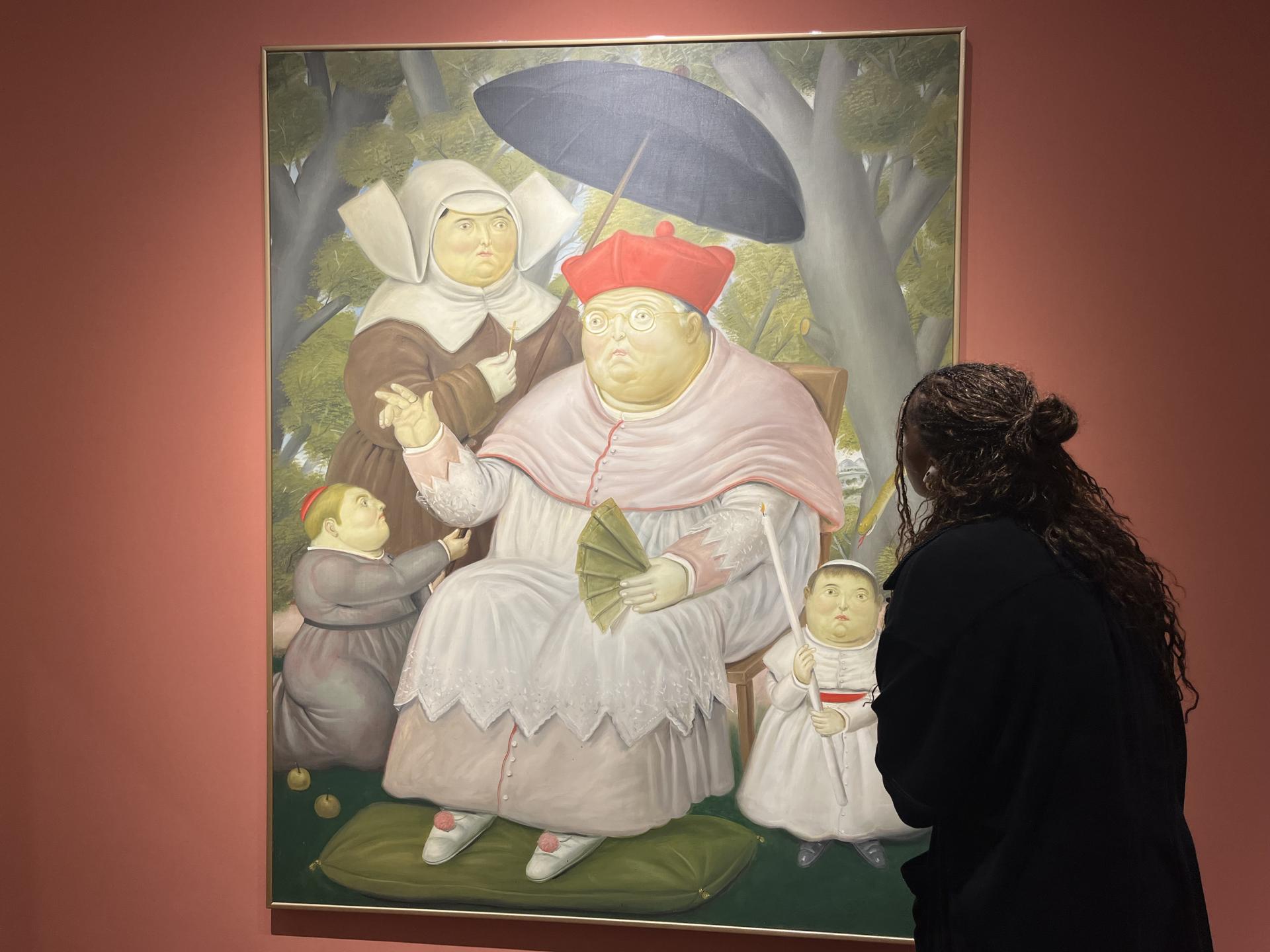 Una persona observa la obra 'El nuncio', un óleo sobre lienzo de unos dos metros de alto, pintada por Fernando Botero en 1987, expuesta este jueves en el "stand" de la galería León Tovar durante la primera jornada de la feria TEFAF en Nueva York (EE.UU.). EFE/Nora Quintanilla
