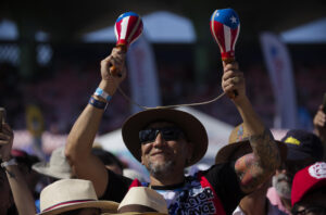 Fotografía de archivo, toma el 16 de marzo de 2024, en la que se captó a un grupo de espectadores al asistir al 40 aniversario del Día Nacional de la Salsa en Puerto Rico, en el Estadio Hiram Bithorn, en San Juan. EFE/Thais Llorca