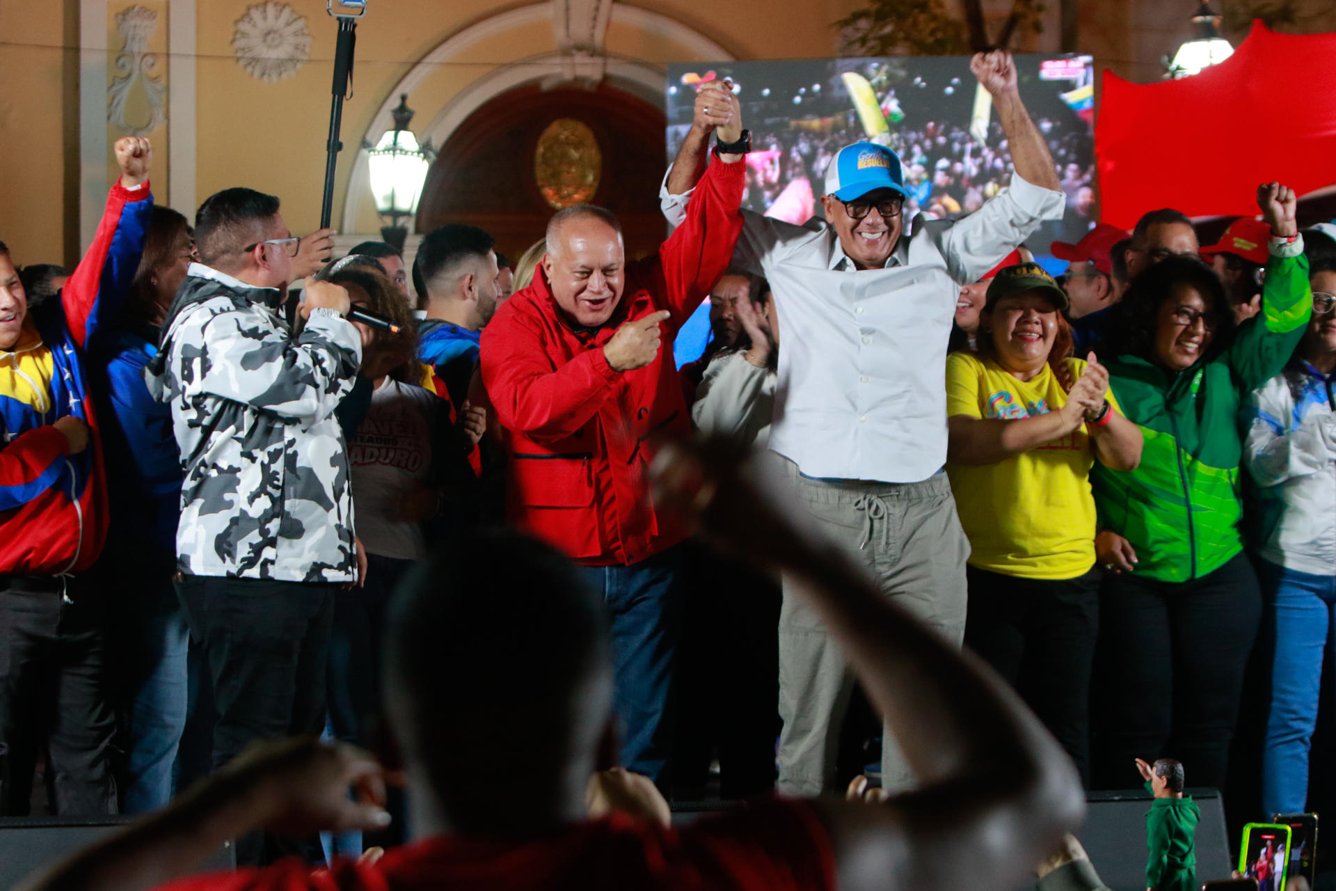 Fotografía cedida por Palacio de Miraflores donde se observa al ministro de Relaciones Interiores, Justicia y Paz de Venezuela, Diosdado Cabello (i), celebrando junto al presidente de la Asamblea Nacional de Venezuela, Jorge Rodríguez, en un acto de gobierno este lunes, en Caracas (Venezuela). . EFE/ Prensa Palacio de Miraflores