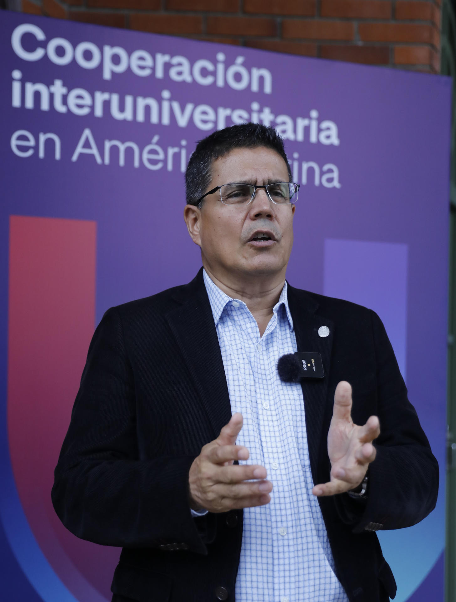 El rector de la Universidad de Antioquia, John Jairo Arboleda, habla durante una entrevista con EFE este martes, en Armenia (Colombia). EFE/ Juan Diego López