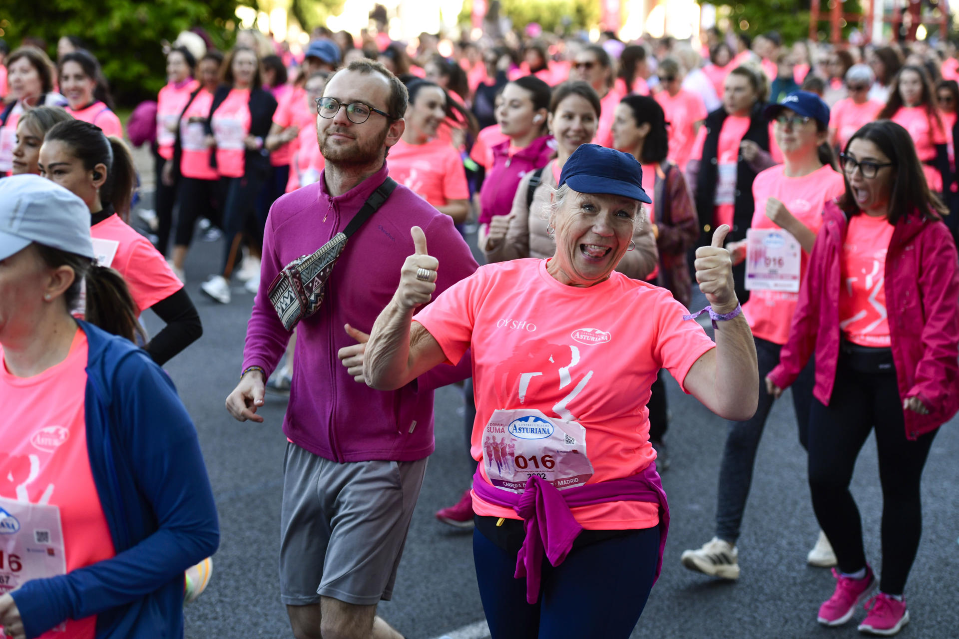 Una multitud de corredoras participan en la Carrera de la Mujer en Madrid. EFE/ Víctor Lerena