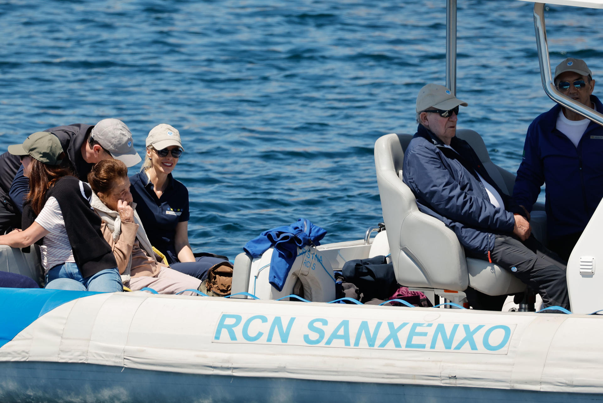 El rey Juan Carlos junto a su heremana Margarita (3i), sigue las regatas de la Liga española de 6 Metros, desde la embarcación de apoyo del Bribón, este viernes en Sanxenxo. EFE/ Emilio Lavandeira