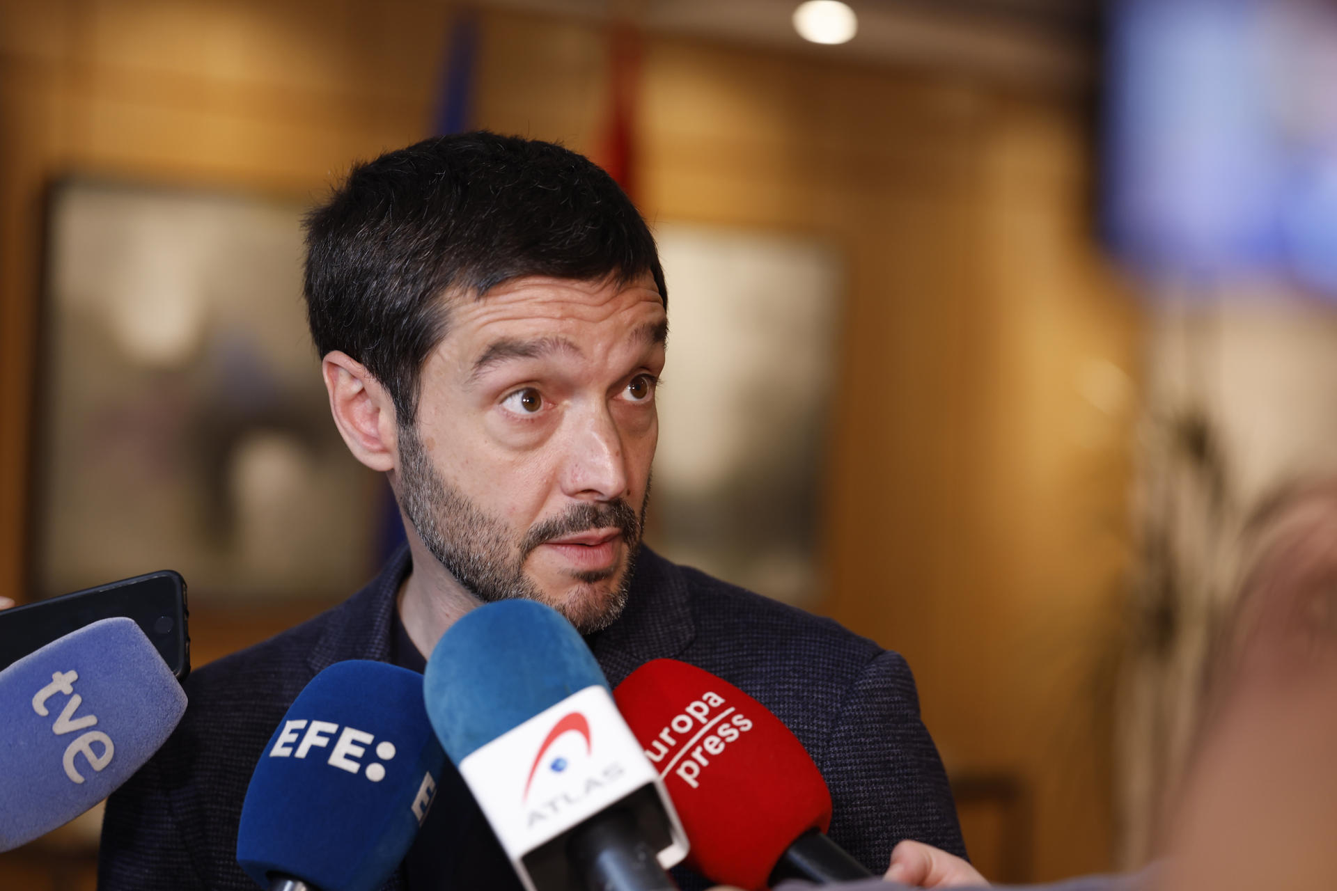 El ministro de Derechos Sociales, Consumo y Agenda 2030, Pablo Bustinduy, conversa con los periodistas sobre la regulación de la calidad de las comidas en hospitales y residencias de mayores, igual que se hizo en colegios e institutos. EFE/ Javier Lizón