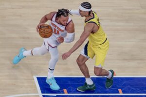 Jalen Brunson (i) de los New York Knicks en acción ante Andrew Nembhard de los Indiana Pacers. EFE/JUSTIN LANE