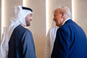 Imagen de la reciente visita del presidente de EEUU, Donald Trump, a Emiratos Árabes Unidos, previa al acuerdo tecnológico. EFE/EPA/UAE PRESIDENTIAL COURT / HANDOUT HANDOUT EDITORIAL USE ONLY/NO SALES