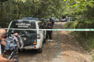 La Guardia Civil investiga el hallazgo de dos cadáveres dentro de un coche calcinado en el municipio pontevedrés de Campo Lameiro. El vehículo, que fue encontrado por unos senderistas, apareció en una zona apartada del lugar de Caneda, según ha confirmado el subdelegado del Gobierno en Pontevedra, Abel Losada. EFE/ Sxenick