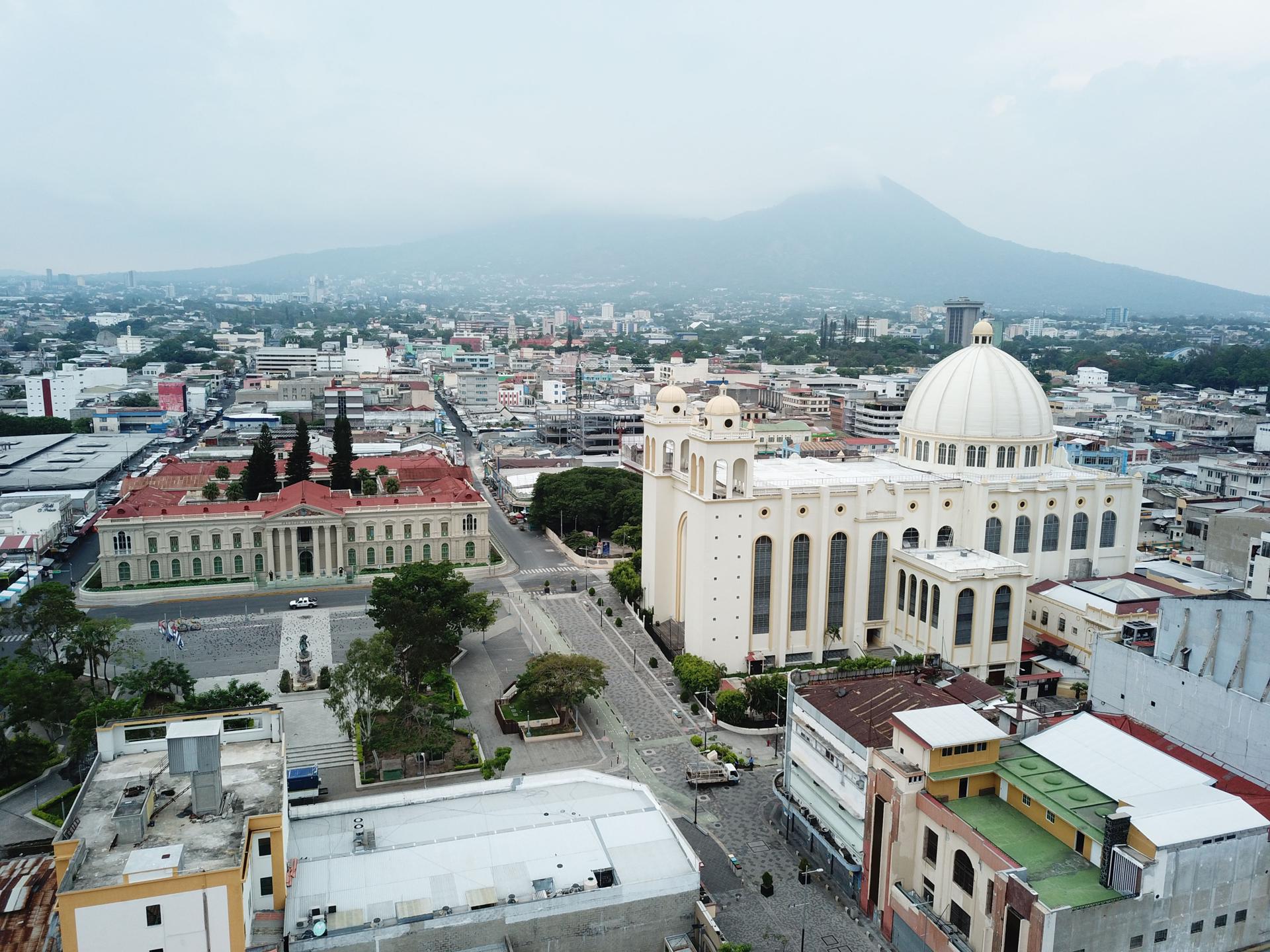 Imagen panorámica de archivo del centro histórico de San Salvador (El Salvador). EFE/Vladimir Chicas