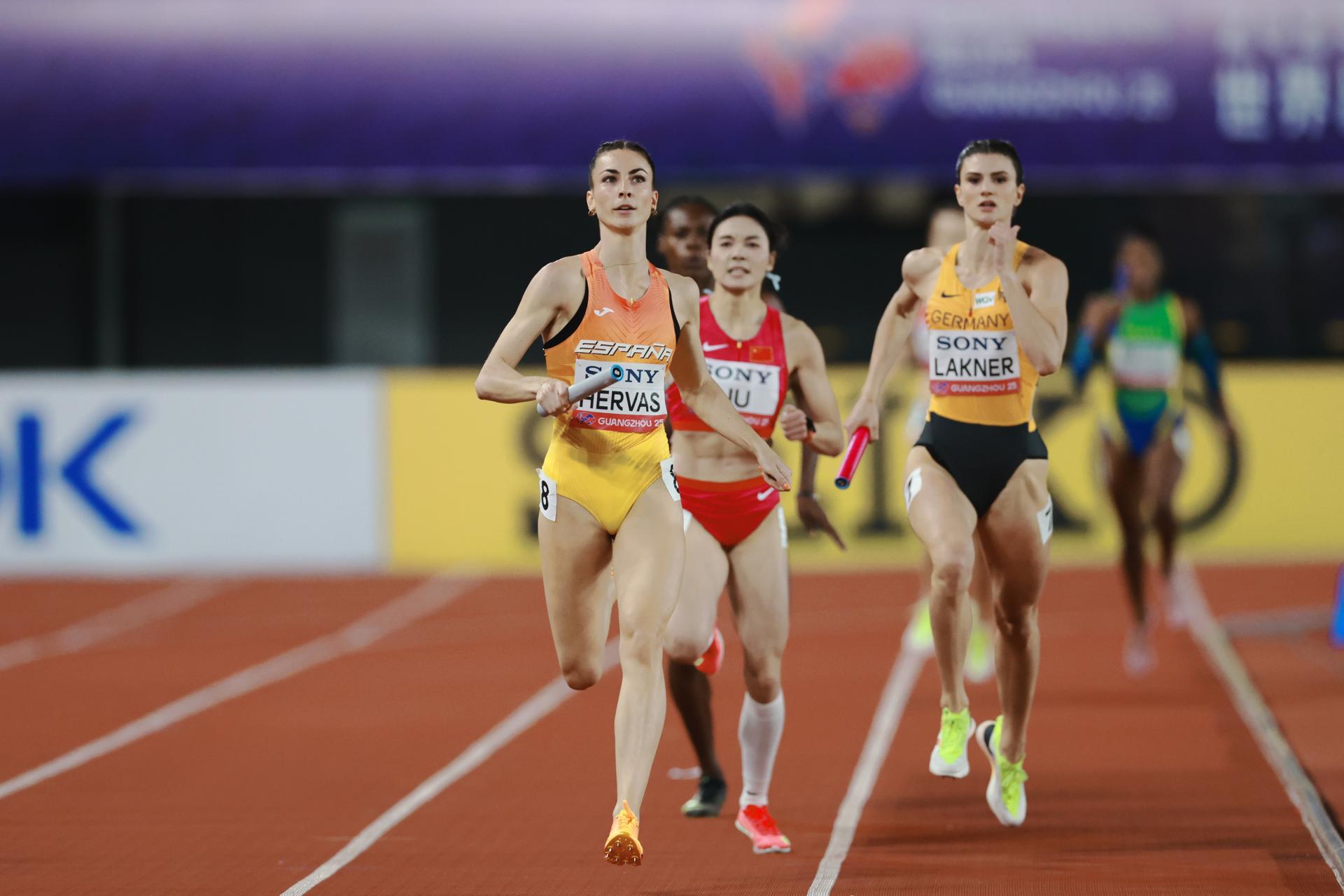 Blanca Hervas I) compite en el 4x400m mixto EFE/EPA/ALEX PLAVEVSKI