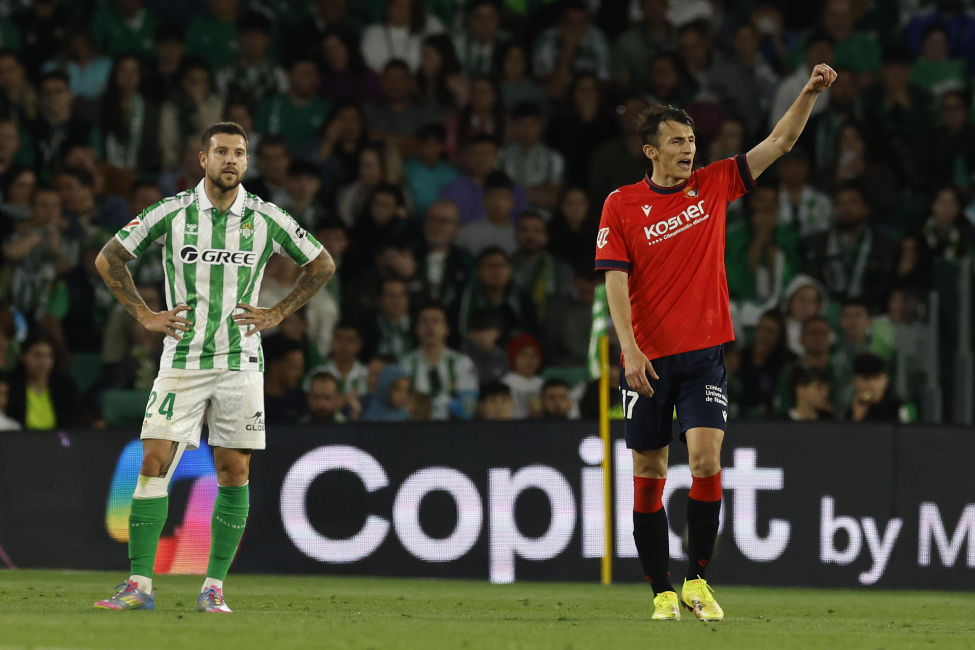 El delantero croata de Osasuna Ante Budimir, celebra su gol contrael Betis, durante el partido de la jornada 35 de LaLiga EA Sports, este domingo en el estadio Benito Villamarín en Sevilla.-EFE/ Julio Muñoz