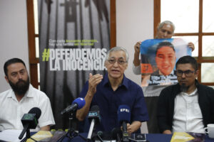 El director de la Comisión de Derechos Humanos de El Salvador (CDHES), Miguel Montenegro (c), y los abogados Alejandro Díaz (i) y David Ortíz participan en una rueda de prensa este 29 de mayo de 2025, en San Salvador (El Salvador). EFE/ Rodrigo Sura