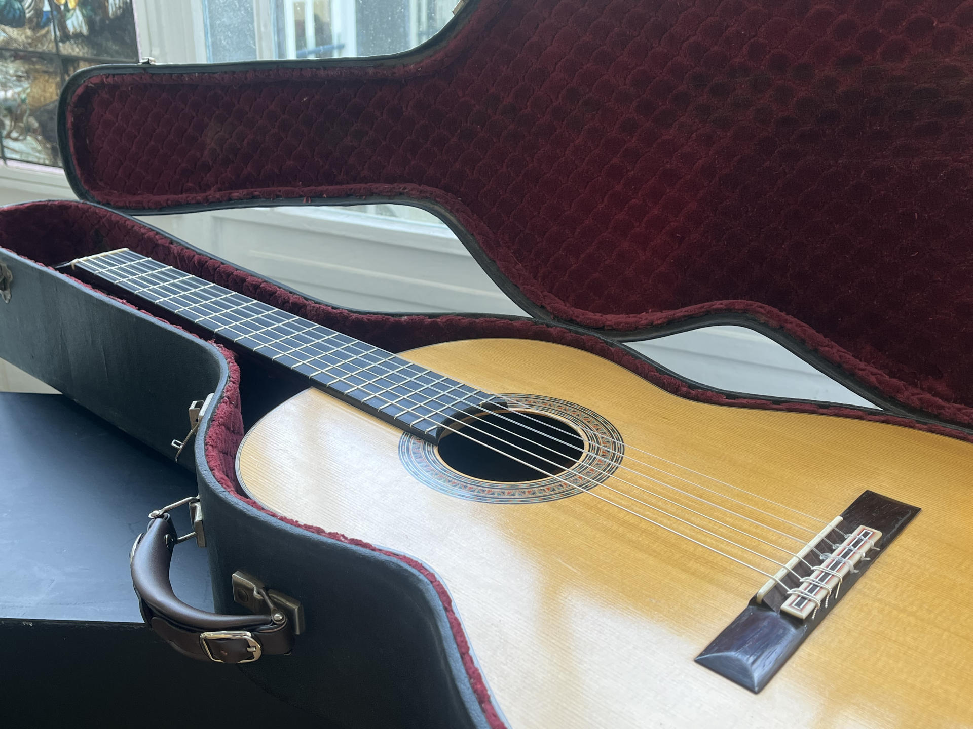 - 'La inédita', una guitarra española realizada por el prestigioso lutier madrileño Santos Hernández (1874-1943) para el guitarrista clásico Andrés Segovia, se subasta desde este lunes durante nueve días por parte de la casa Bonhams de París, en el marco de una venta benéfica que partió de los 125.000 euros. EFE/ Val Torres