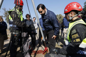 El ministro chileno de Justicia y Derechos Humanos, Jaime Gajardo (c), observa unas excavaciones este jueves, en el cuartel militar Cerro Chena, al sur de Santiago (Chile). EFE/ Elvis González