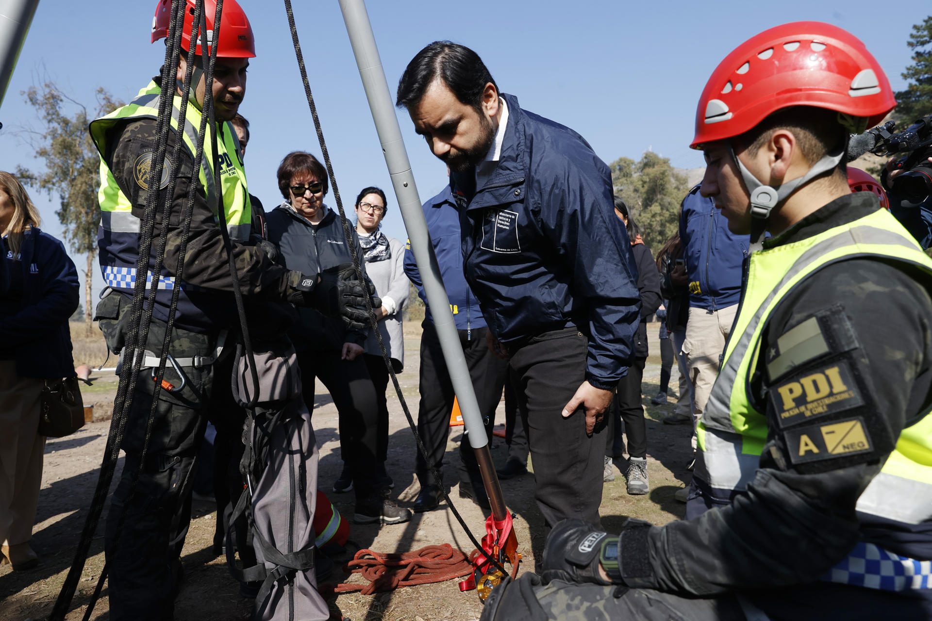 El ministro chileno de Justicia y Derechos Humanos, Jaime Gajardo (c), observa unas excavaciones este jueves, en el cuartel militar Cerro Chena, al sur de Santiago (Chile). EFE/ Elvis González