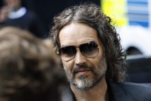 El comediante y actor británico Russell Brand llega a la Corte de la Corona de Southwark para declarar sobre los cargos de violación y agresión sexual en Londres, Reino Unido, 30 de mayo de 2025.) EFE/EPA/TOLGA AKMEN
