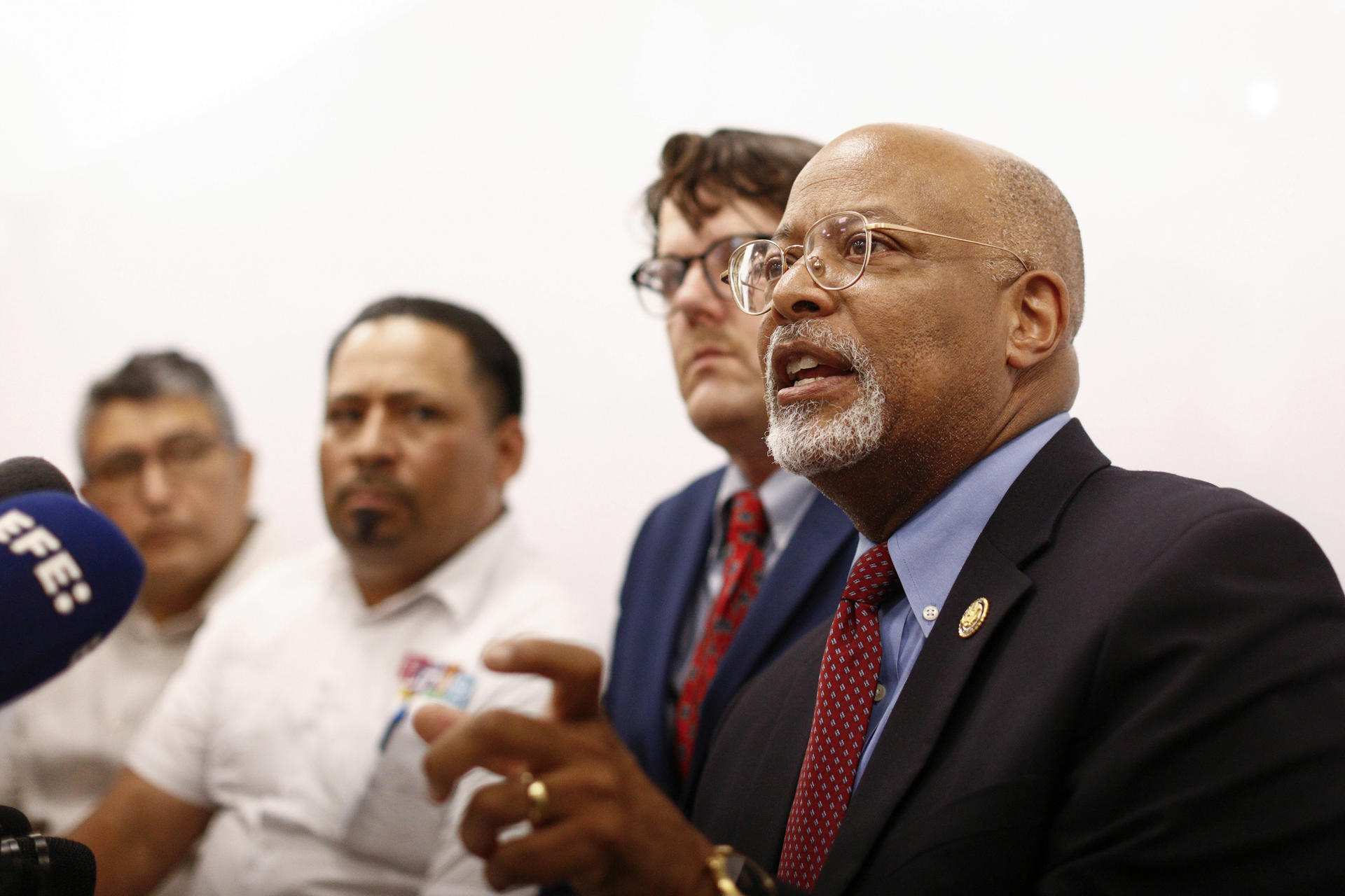 El congresista demócrata estadounidense, Glenn Ivey, habla durante una rueda de prensa este lunes, en San Salvador (El Salvador). EFE/Rodrigo Sura