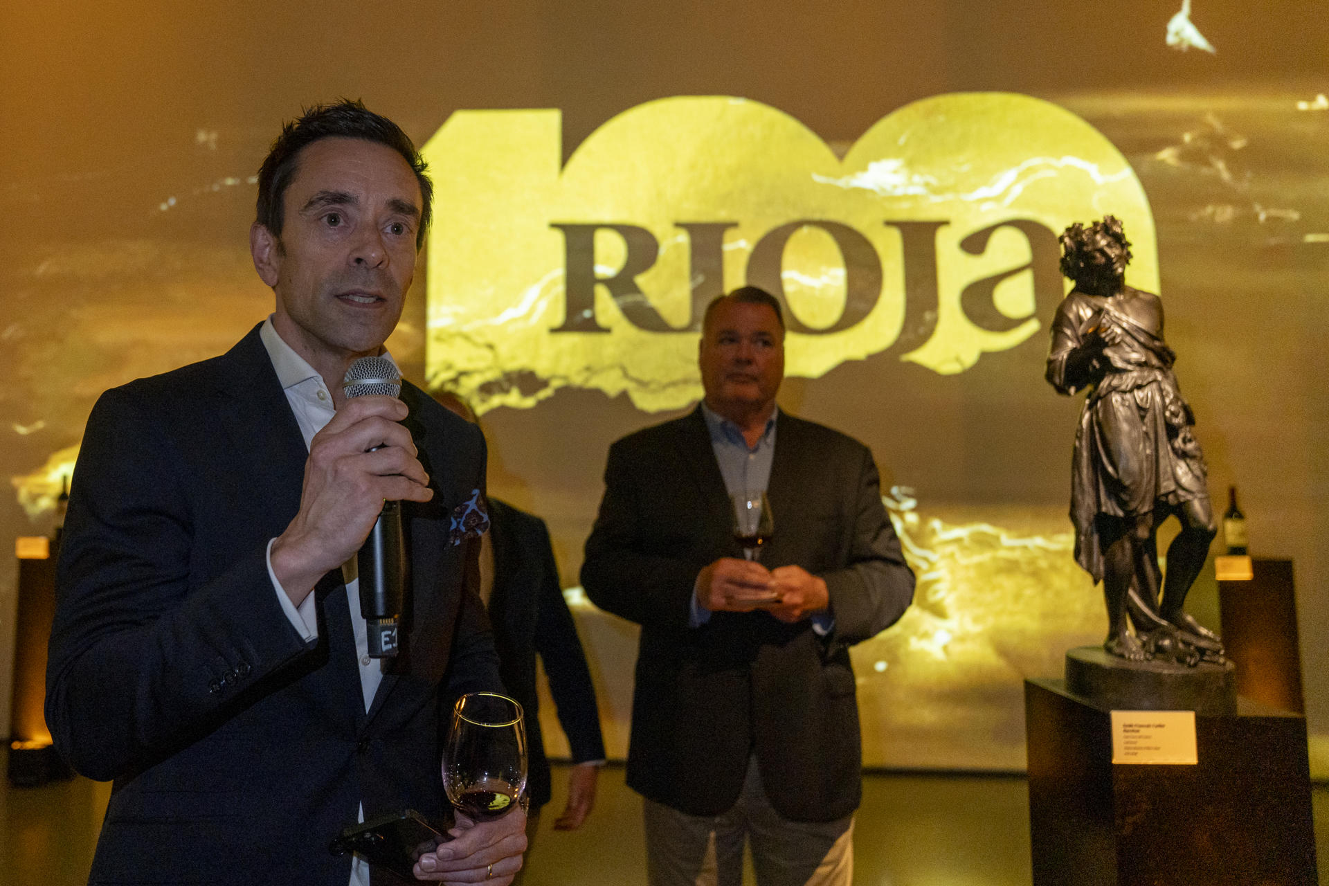 El director de comunicaciones de Consejo Regulador de la denominación Rioja, Iñigo Tapiador, habla durante la celebración de los vinos de Rioja este jueves, en Nueva York (Estados Unidos). EFE/ Ángel Colmenares