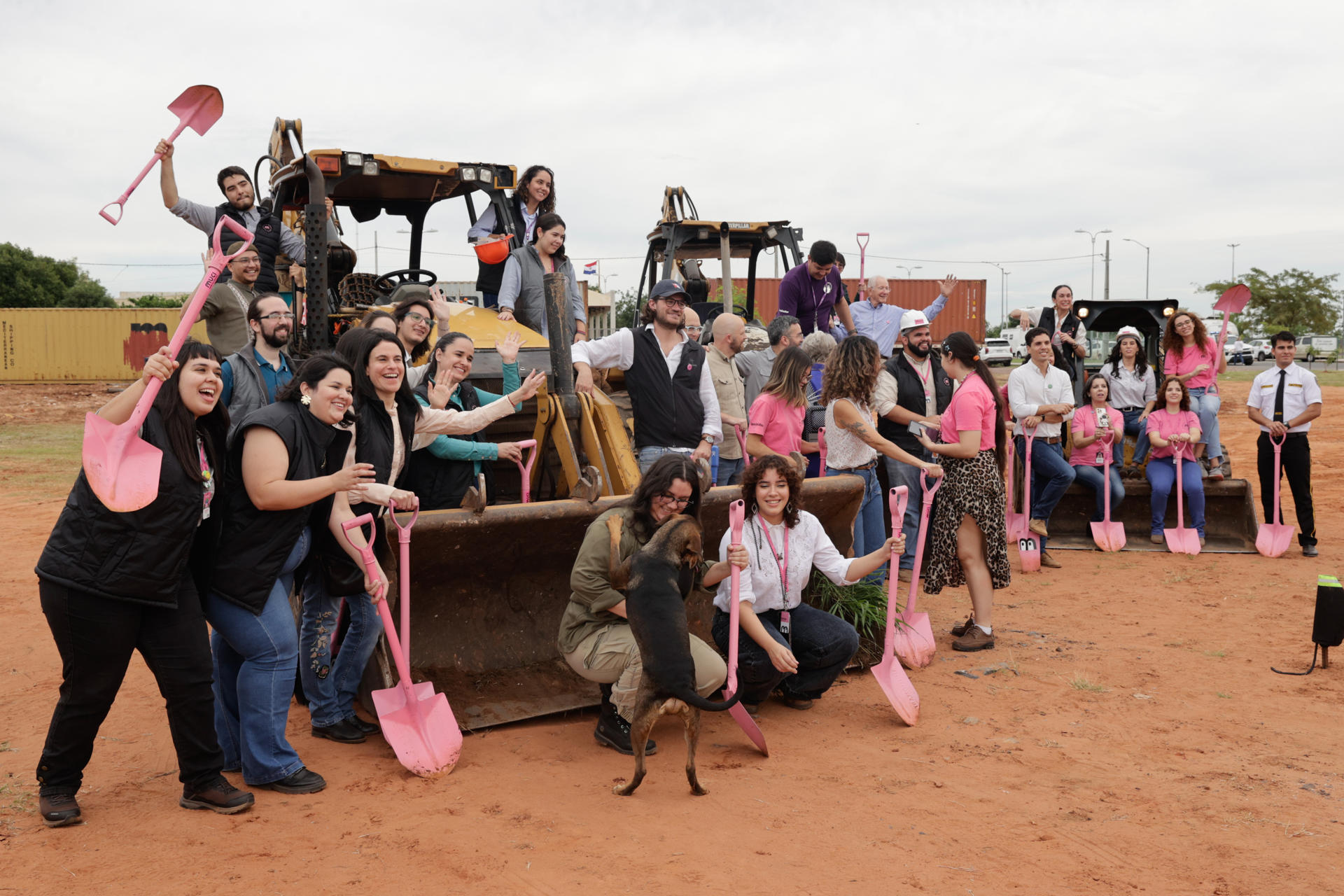 Integrantes de la Fundación MuCI fueron captados este lunes, 26 de mayo, durante el acto de inicio de la construcción del Museo de Ciencias del Paraguay (MuCI), en Asunción (Paraguay). EFE/Juan Pablo Pino