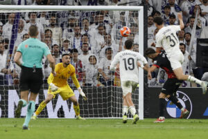 El defensa del Madrid Jacobo Ramón (d) marcarel segundo gol ante el Mallorca, durante el partido de LaLiga de fútbol que Real Madrid y RCD Mallorca disputaron en el estadio Santiago Bernabéu. EFE/Chema Moya