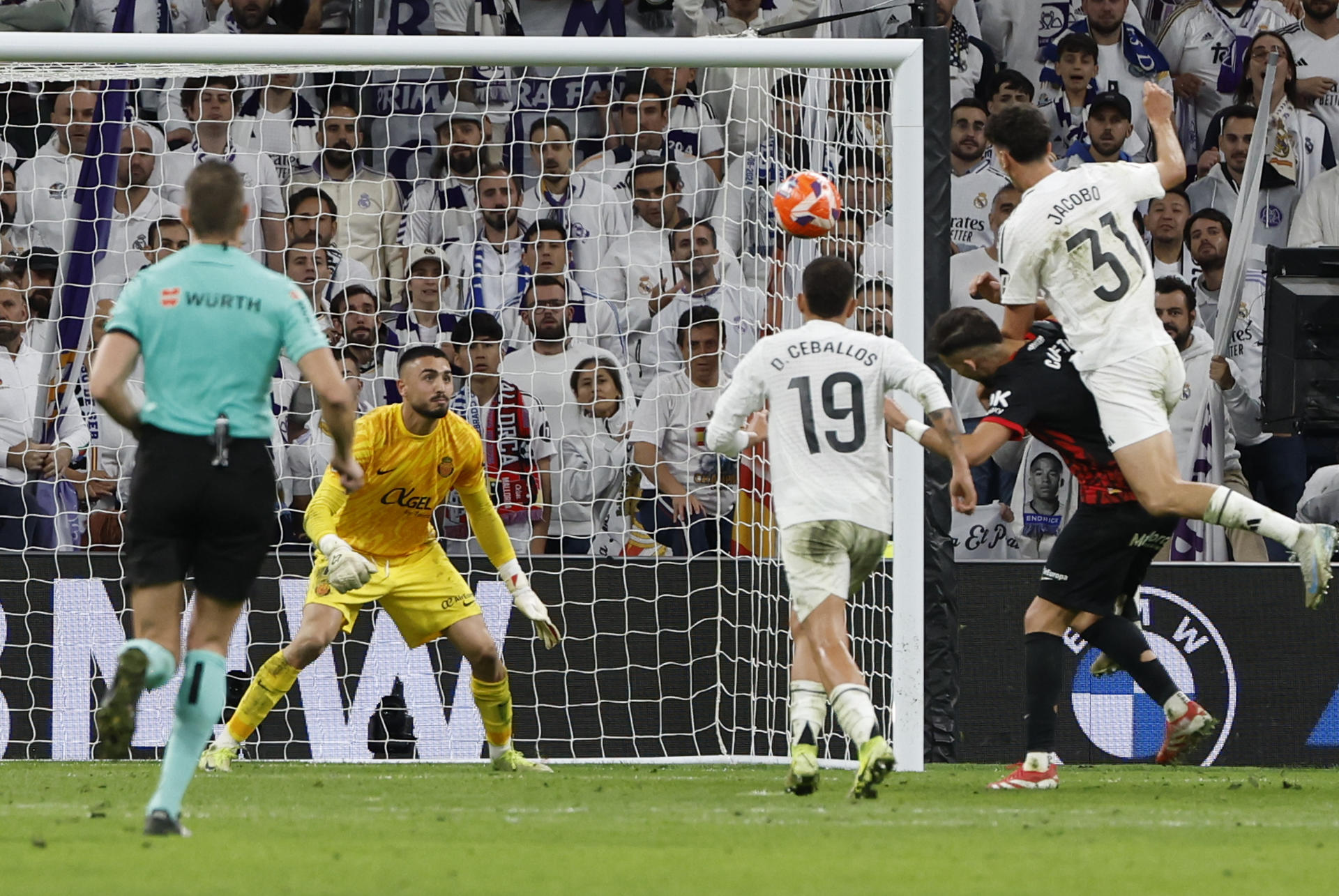 El defensa del Madrid Jacobo Ramón (d) marcarel segundo gol ante el Mallorca, durante el partido de LaLiga de fútbol que Real Madrid y RCD Mallorca disputaron en el estadio Santiago Bernabéu. EFE/Chema Moya