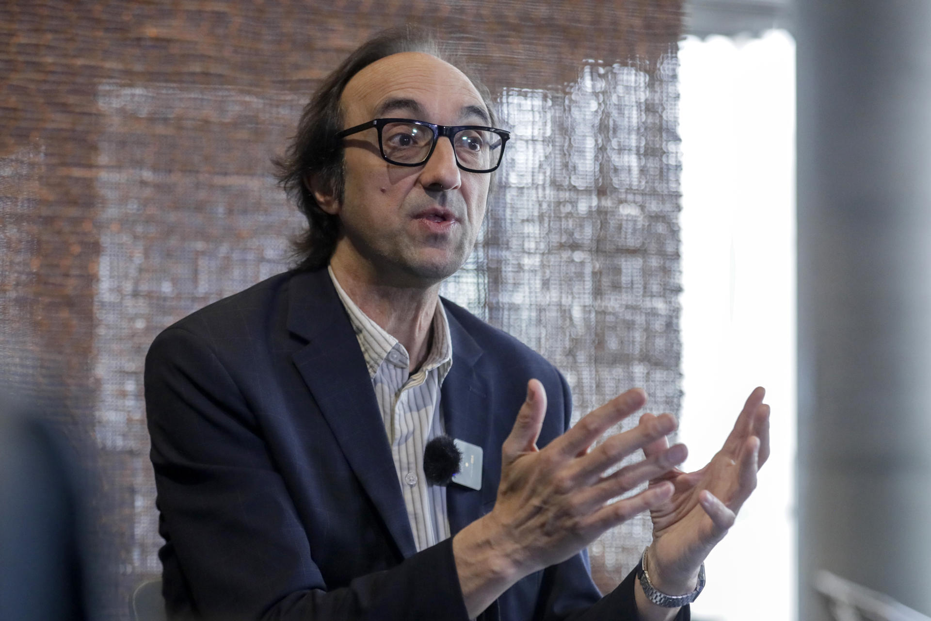 Fotografía tomada el pasado 3 de mayo de 2025 del escritor español Agustín Fernández Mallo, durante una entrevista con EFE, en Bogotá (Colombia). EFE/Carlos Ortega