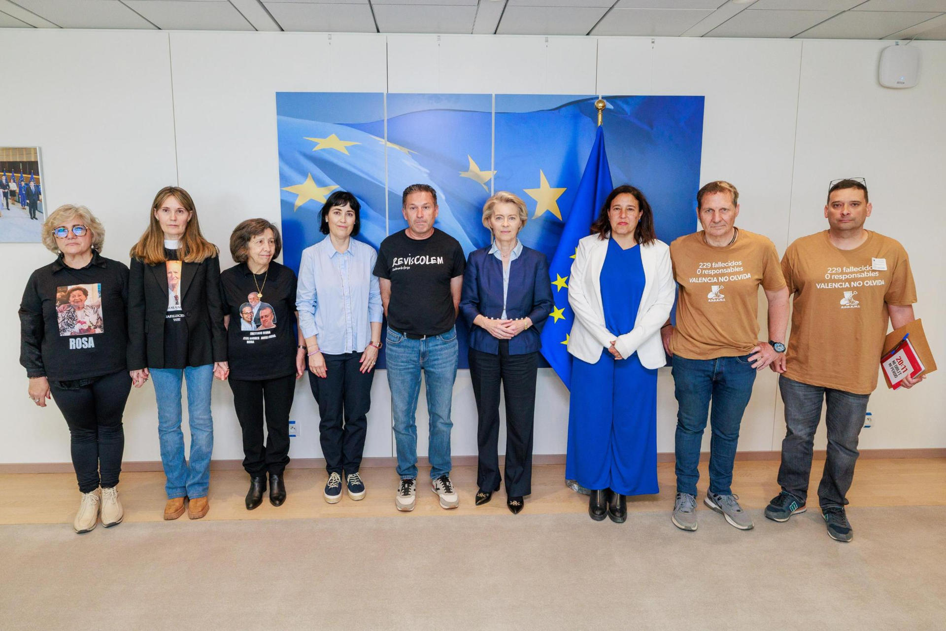 Imagen tomada de la cuenta de la presidenta de la Comisión Europea, Ursula von der Leyen, en la red social X de la reunión que ha mantenido en Bruselas con representantes de las asociaciones de afectados por la dana, que azotó Valencia el pasado octubre, tras la petición que le hicieron para que conozca de primera mano la situación de la zona afectada y sus necesidades. EFE/Ursula von der Leyen vía X SOLO USO EDITORIAL/SOLO DISPONIBLE PARA ILUSTRAR LA NOTICIA QUE ACOMPAÑA (CRÉDITO OBLIGATORIO)