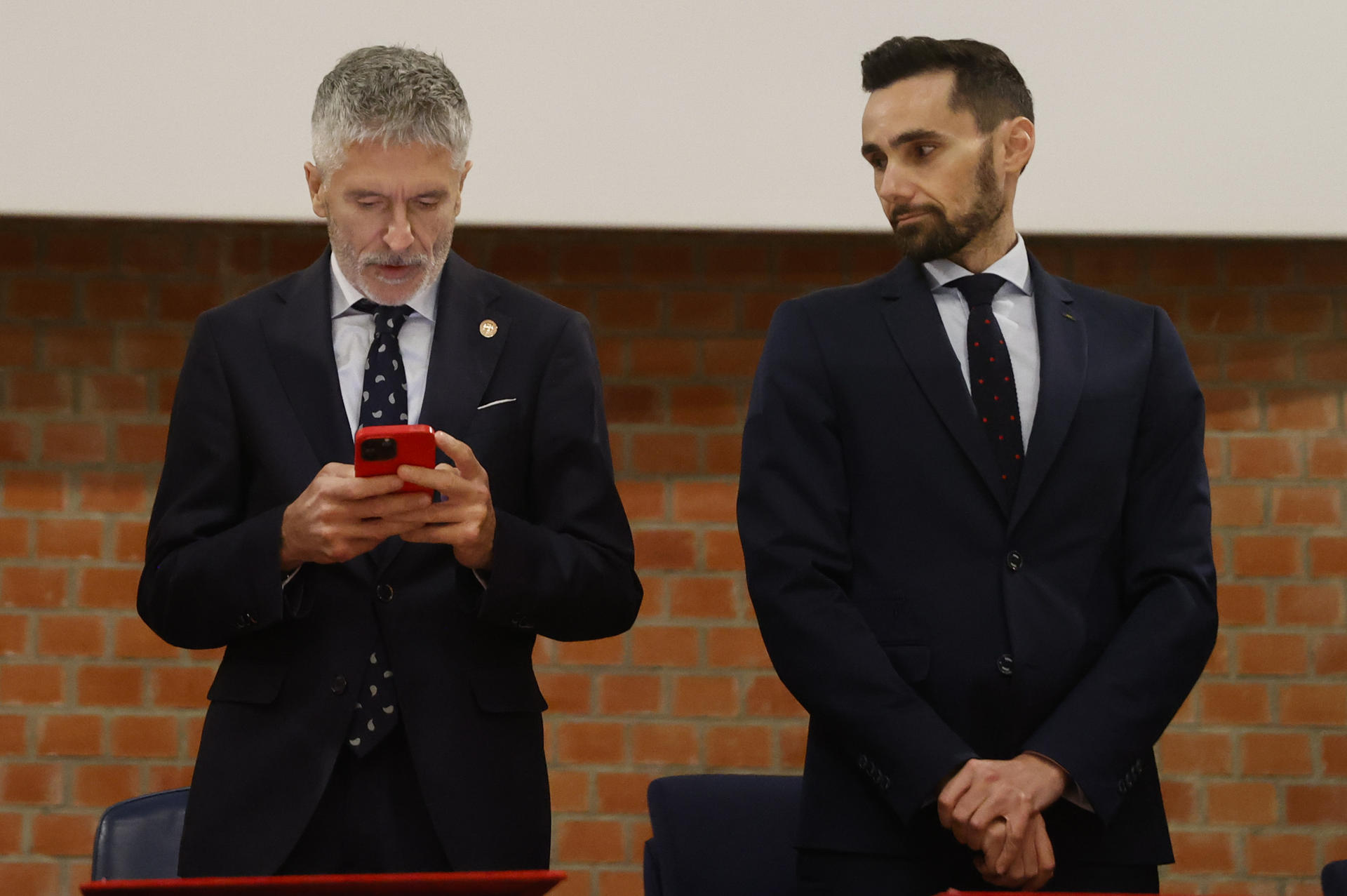 Imagen de archivo (10/2/2023) del ministro del Interior, Fernando Grande-Marlaska (i), acompañado por el secretario de Estado de Interior, Rafael Pérez Ruiz, durante el acto de entrega de medallas de Protección Civil en Madrid. EFE/Mariscal