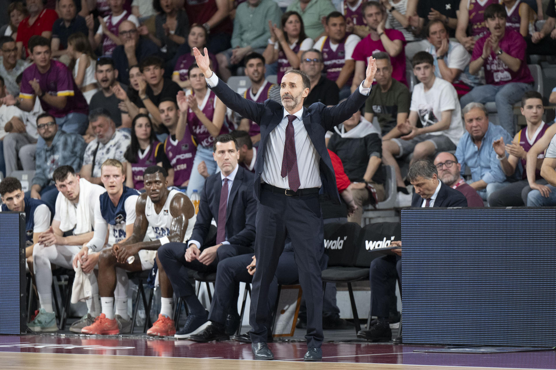 El entrenador del UCAM Murcia, Sito Alonso, este domingo, durante el partido de la jornada 30 de la Liga Endesa, entre el Força Lleida y el UCAM Murcia, en Lleida.