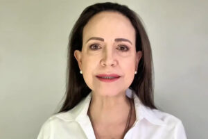 Captura tomada de un video publicado por la líder antichavista, María Corina Machado, en su cuenta de X @MariaCorinaYA, durante un discurso. Machado aseguró que más del 85 % de los venezolanos "desobedeció" y no participó en los comicios regionales y parlamentarios celebrados este domingo en el país caribeño. EFE/ @mariacorinaya