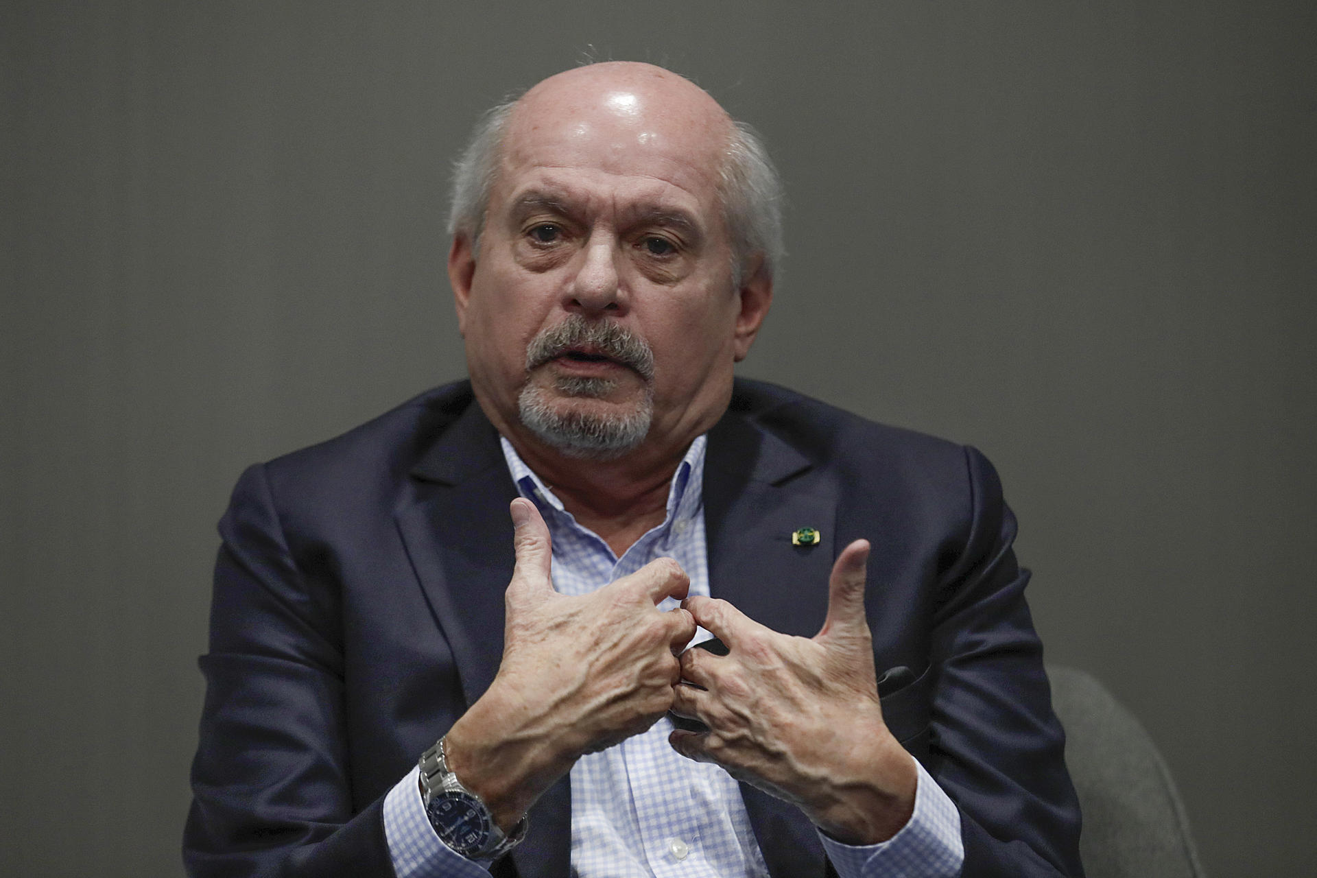 El escritor Peruano, Pedro Cateriano, habla durante entrevista con EFE este viernes, en Bogotá (Colombia). EFE/ Carlos Ortega