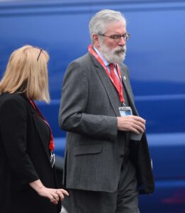 El expresidente del Sinn Féin, Gerry Adams, llega a una conferencia en la Queen's University Belfast para conmemorar el 25 aniversario del Acuerdo del Viernes Santo en Belfast, Irlanda del Norte, Gran Bretaña, 17 de abril de 2023. 
EFE/EPA/MARK MARLOW
