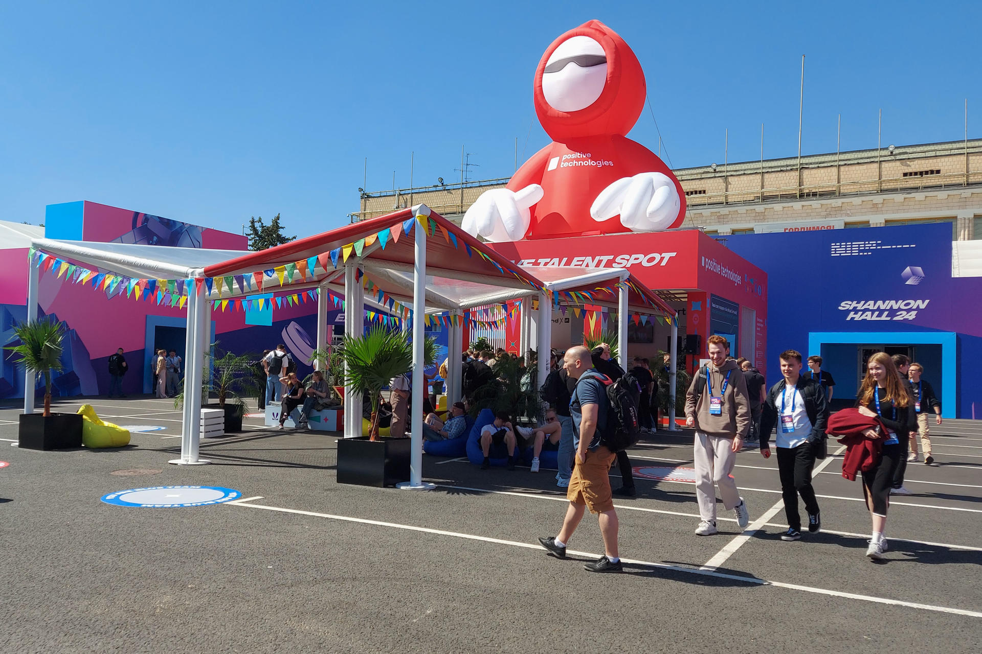 Vista del festival de ciberseguridad 'Positive Hack Days Fest' este jueves en Moscú, que reserva en el estadio Luzhnikí un espacio especial a 'Standoff', un verdadero campo de batalla entre 31 equipos atacantes (rojos) y 13 equipos defensores (azules), integrados por un máximo de diez personas cada uno. "Hackers" rusos y de otros países protagonizan estos días en un festival de ciberseguridad en Moscú una encarnizada batalla informática con el fin de blanquear la imagen de este controvertido oficio y descubrir vulnerabilidades de seguridad.-EFE/ Fernando Salcines