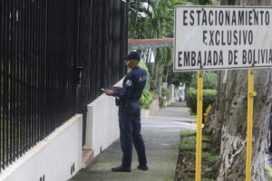 Un integrante de la Policía custodia la Embajada de Bolivia este miércoles, en Ciudad de Panamá (Panamá). EFE/ Carlos Lemos