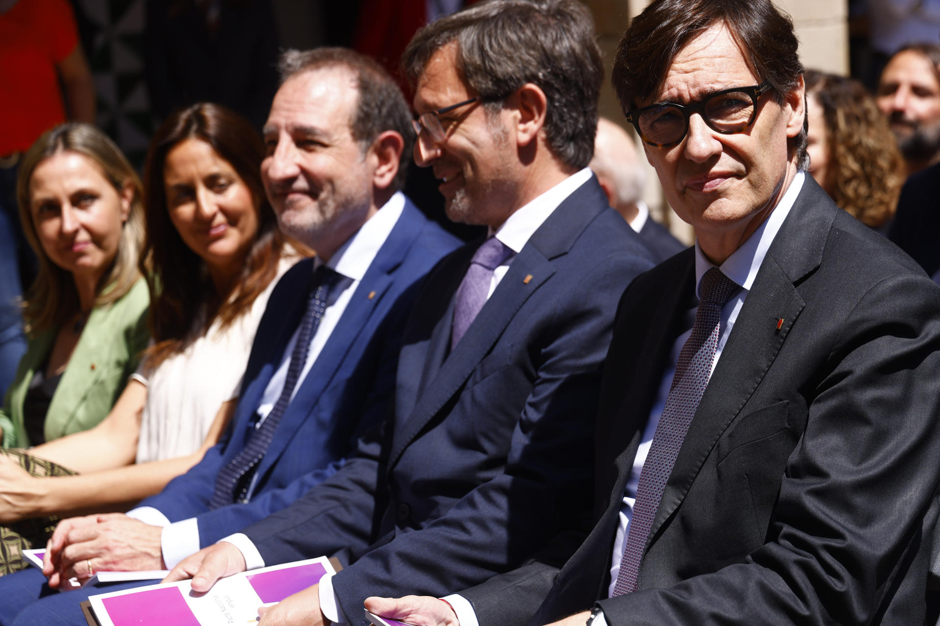 El presidente de la Generalitat, Salvador Illa (d), asiste a la firma del acuerdo del Pacto Nacional por la Lengua que se formaliza con un acto de en el Instituto de Estudios Catalanes tras el consenso alcanzado por Govern, ERC, Comuns, sindicatos, patronales y entidades, aunque sin el apoyo de Junts y la CUP.