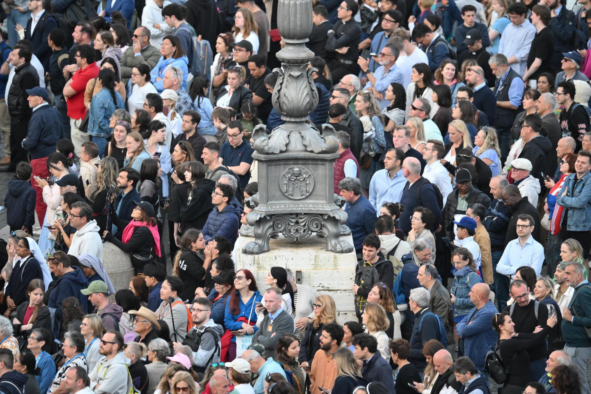 La gente se reúne en la Plaza de San Pedro el primer día del cónclave para elegir al próximo papa, Ciudad del Vaticano, 07 de mayo de 2025. (Papa) EFE/EPA/ALESSANDRO DI MEO
```