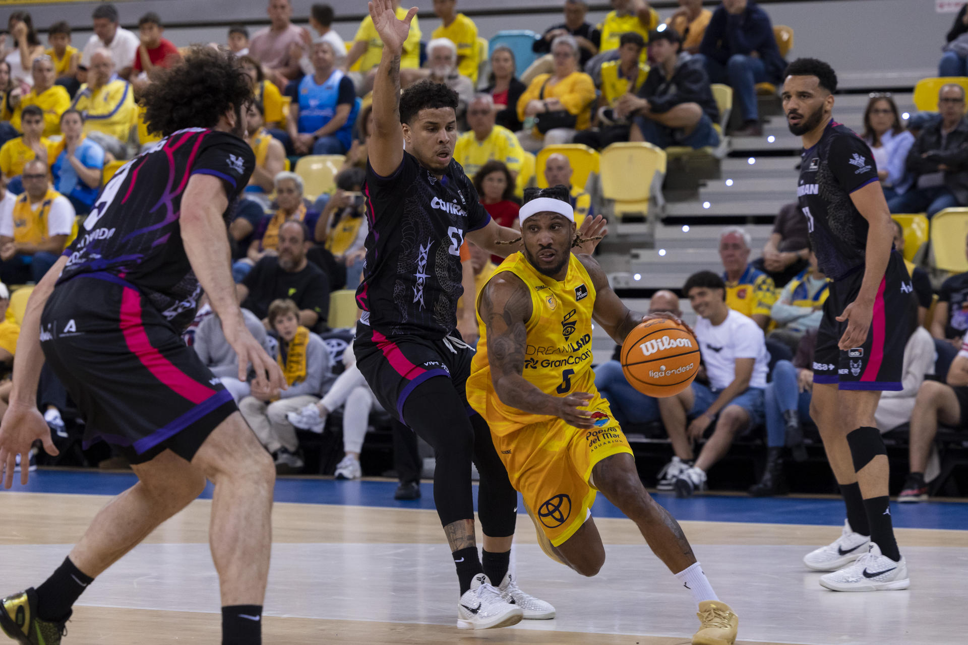 El jugador del Gran Canaria Albicy (d) ante el jugador del Covirán Granada Silverio (i), durante un encuentro correspondiente a la jornada 30 de la Liga Endesa en el Gran Canaria Arena. EFE/ Quique Curbelo