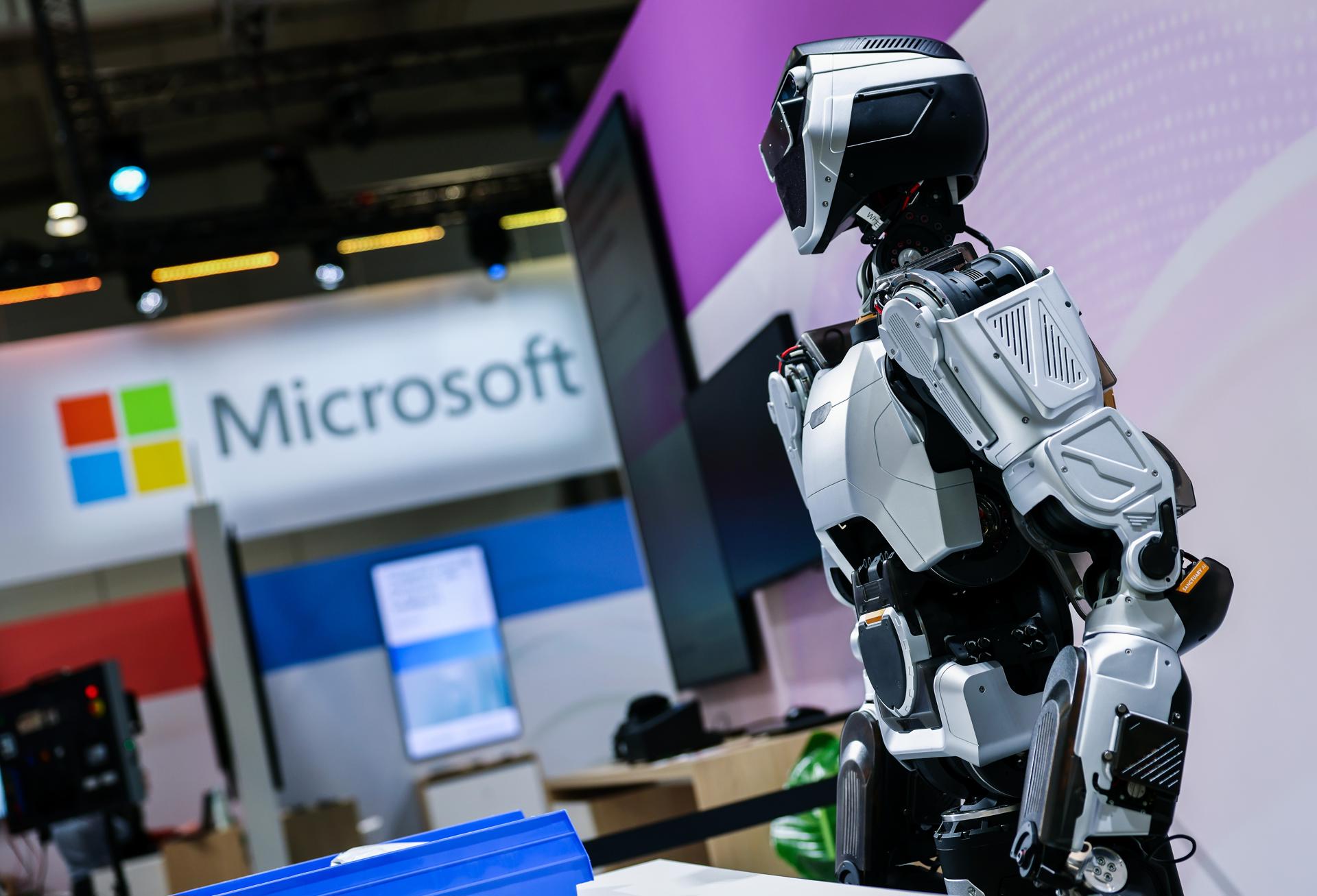 Fotografía de un robot humanoide en el stand de Microsoft durante la Feria de Hannover (Alemania). EFE/ Hannibal Hanschke