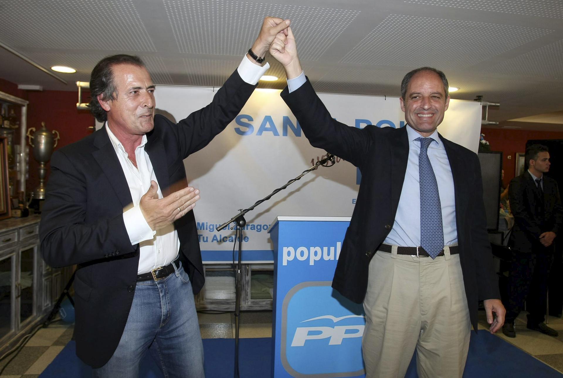 El entonces president de la Generalitat Valenciana, Francisco Camps (PP), junto al alcalde de Santa Pola, Miguel Zaragoza, en una imagen de archivo de 2011. EFE/MORELL