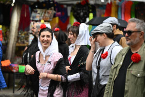 Varias personas disfrutan de las fiestas de San Isidro en la Padrera, este jueves. EFE/ Fernando Villar