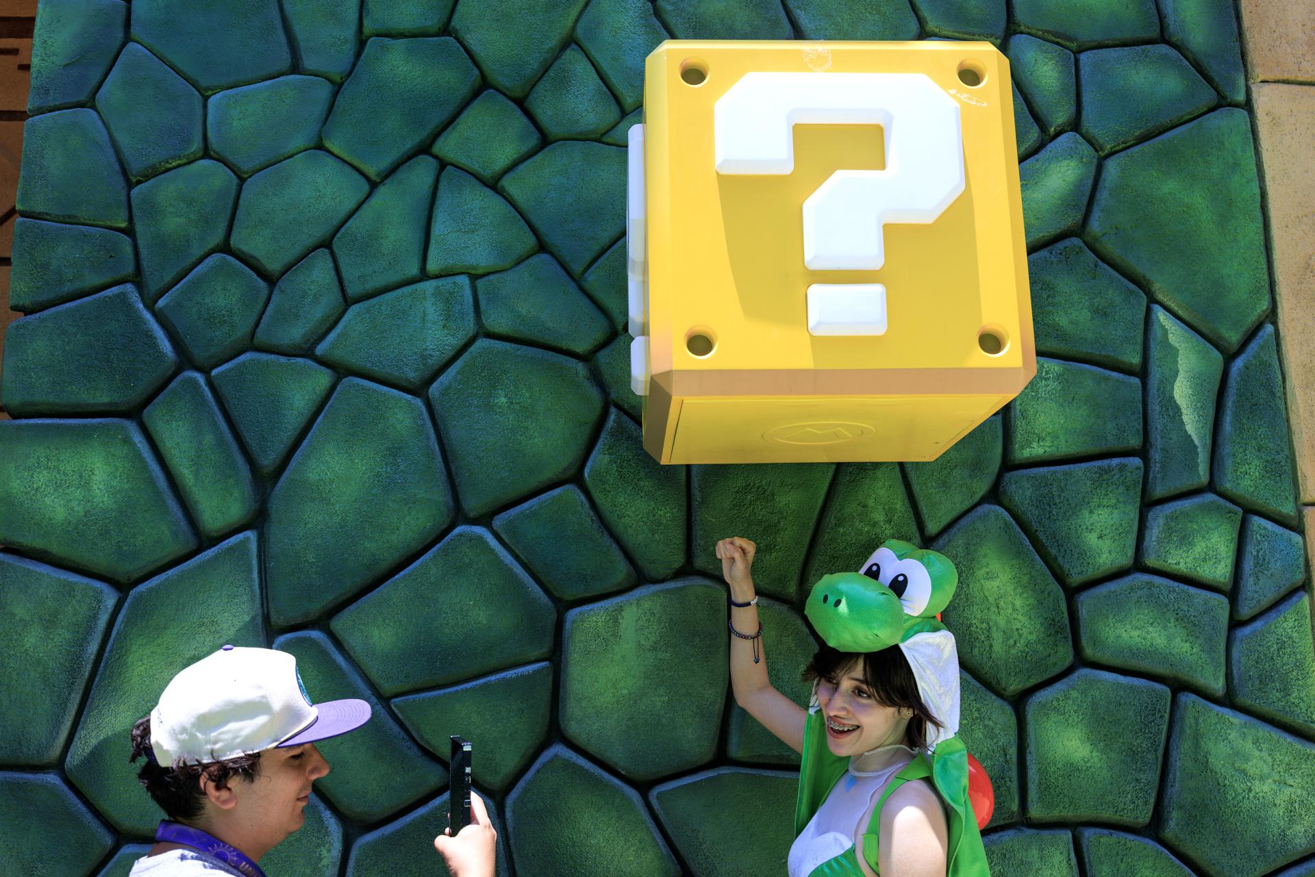 Dos personas disfrutan del parque de Super Nintendo World en el nuevo parque de Universal Epic Universe en Orlando, Florida (EE.UU.). EFE/Cristobal Herrera-Ulashkevich