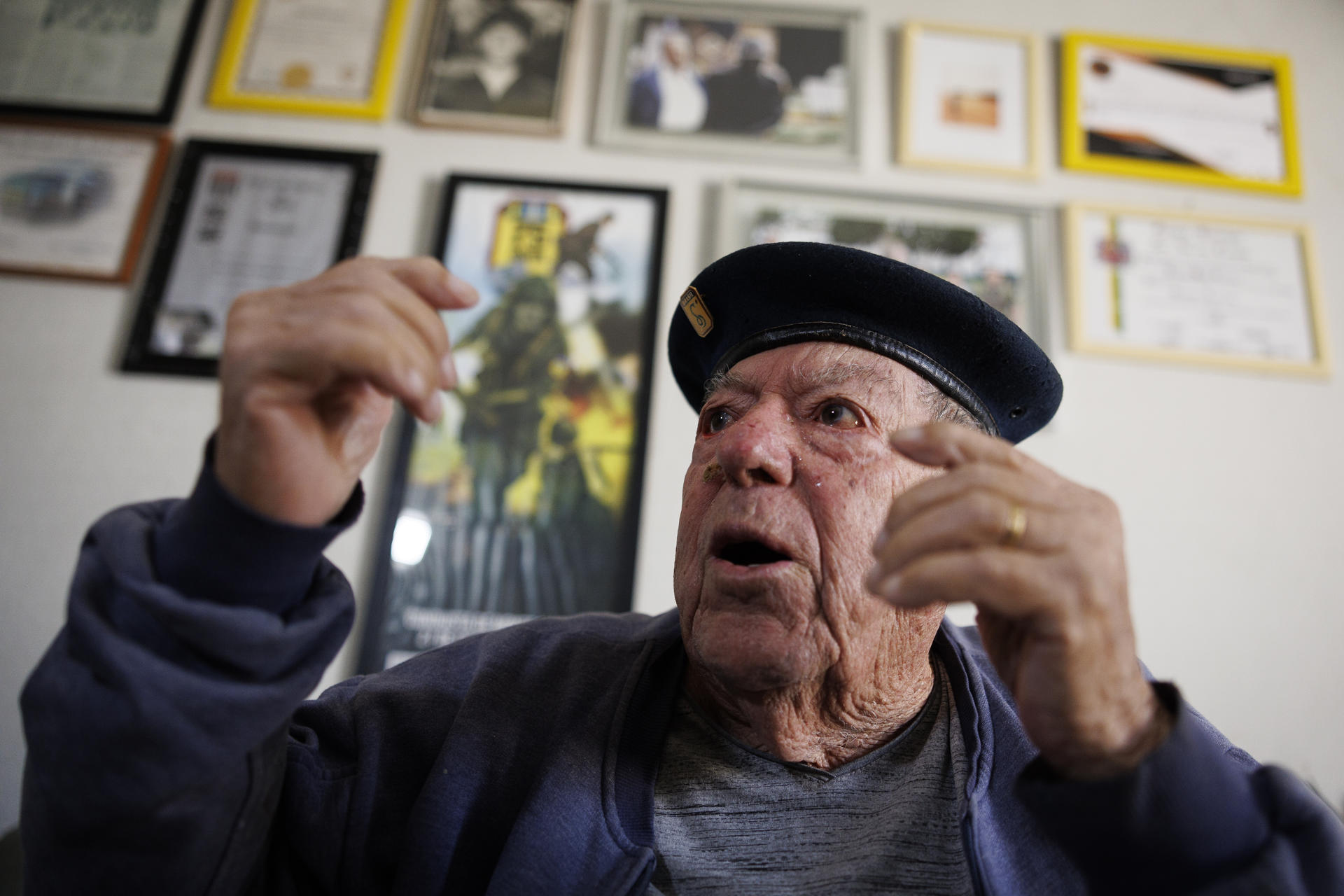 El teniente Jarbas Días Ferreira, de 103 años, uno de los más de 25.000 brasileños que lucharon en la Segunda Guerra Mundial, habla durante una entrevista con EFE este lunes, en São José dos Campos (Brasil). A fines de 1944, un grupo de 25.334 militares brasileños desembarcaron en Italia para apoyar al bloque aliado contra el Eje. Uno de ellos, el teniente Jarbas Días Ferreira, hoy con 103 años, dice que la guerra "es la cosa más triste y más ignorante que existe". EFE/ Isaac Fontana