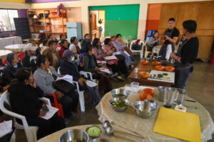 Chefs peruanos dan una clase práctica a vendedoras de comedores populares el 28 de mayo de 2025, en La Paz (Bolivia). EFE/ Gabriel Márquez