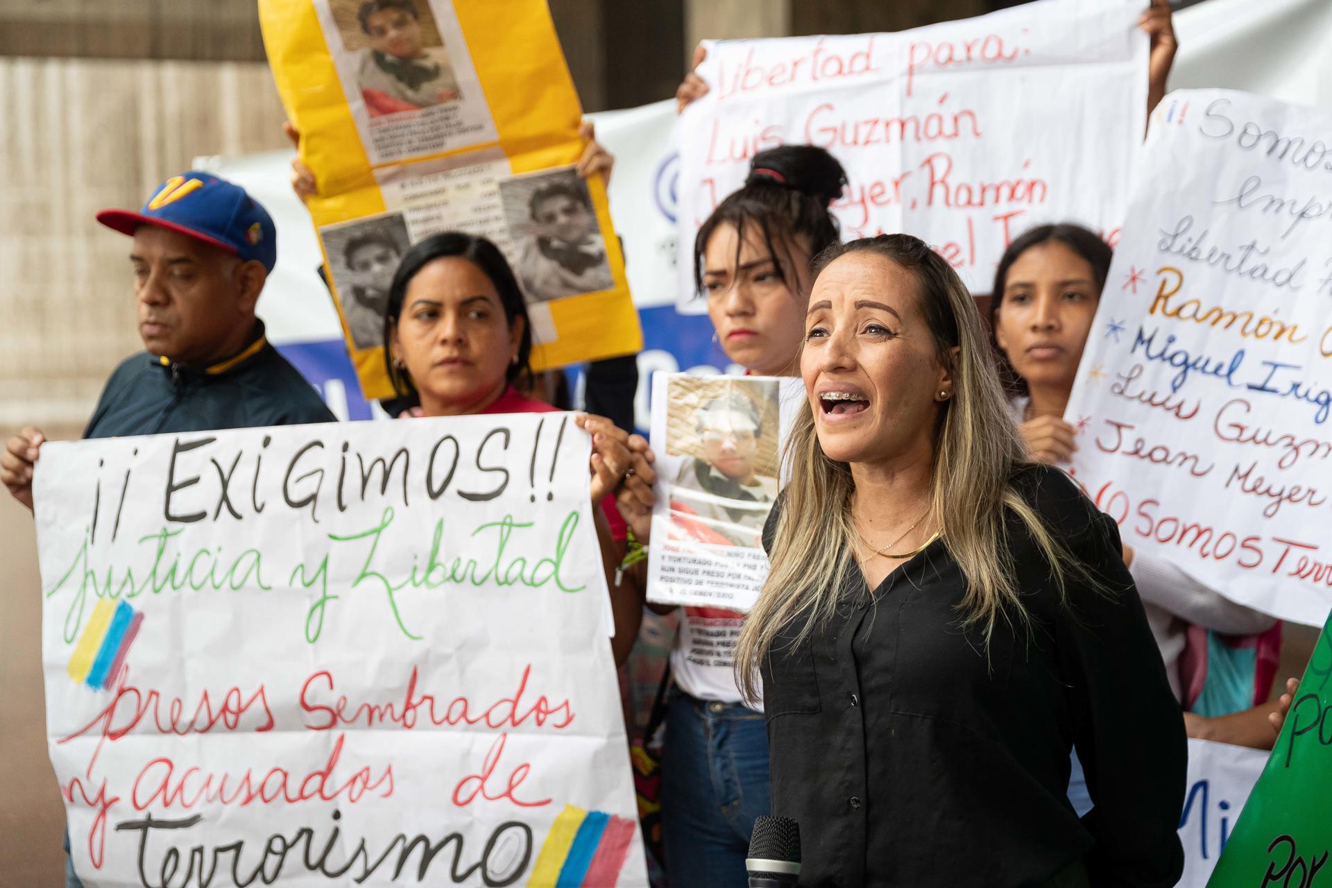 Foto de archivo que muestra a la esposa del periodista Carlos Julio Rojas, Francis Fernández, en una protesta para exigir la libertad de su familiar detenido, en Caracas (Venezuela). EFE/ Ronald Peña