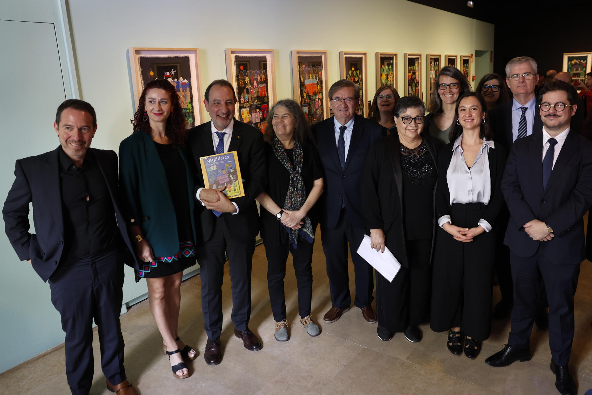 Una colección de arpilleras, tapices tejidos por mujeres familiares de detenidos o desaparecidos para dar testimonio de la violencia durante la dictadura de Pinochet, se exhiben desde este jueves en el Palau Robert de Barcelona en una exposición que reivindica el papel de la memoria en la consolidación de la democracia. En la imagen, el conseller de Justicia, Ramon Espadaler (3i); el secretario de Estado de Memoria Democrática, Fernando Martínez López (5i); la subsecretaria de Derechos Humanos de Chile, Daniela Quintanilla Mateff (2d); y el embajador de Chile en España, Germán Berger-Hertz (d), posan con motivo de la inauguración de la exposición.EFE/ Toni Albir