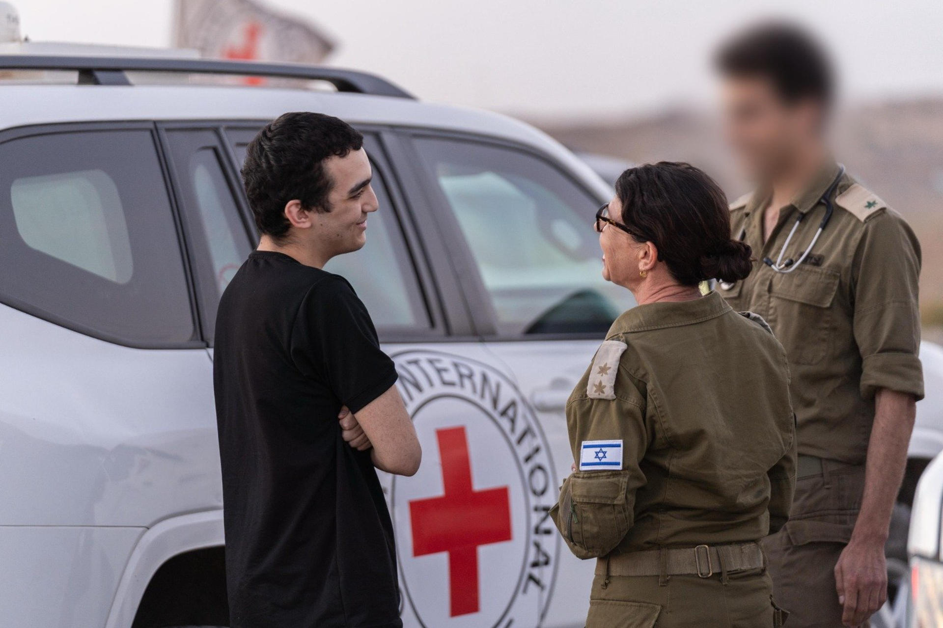 Fotografía tomada de la cuenta en X de la oficina del primer ministro de Israel @IsraeliPM de Edan Alexander (i) tras su liberación. El grupo islamista palestino Hamás liberó este lunes a Edan Alexander, el último rehén con doble nacionalidad israelí y estadounidense aún con vida, en lo que parece un gesto ante la visita del presidente estadounidense, Donald Trump, a Oriente Medio, que comenzará mañana. EFE/ @israelipm /SOLO USO EDITORIAL/ SOLO DISPONIBLE PARA ILUSTRAR LA NOTICIA QUE ACOMPAÑA (CRÉDITO OBLIGATORIO)