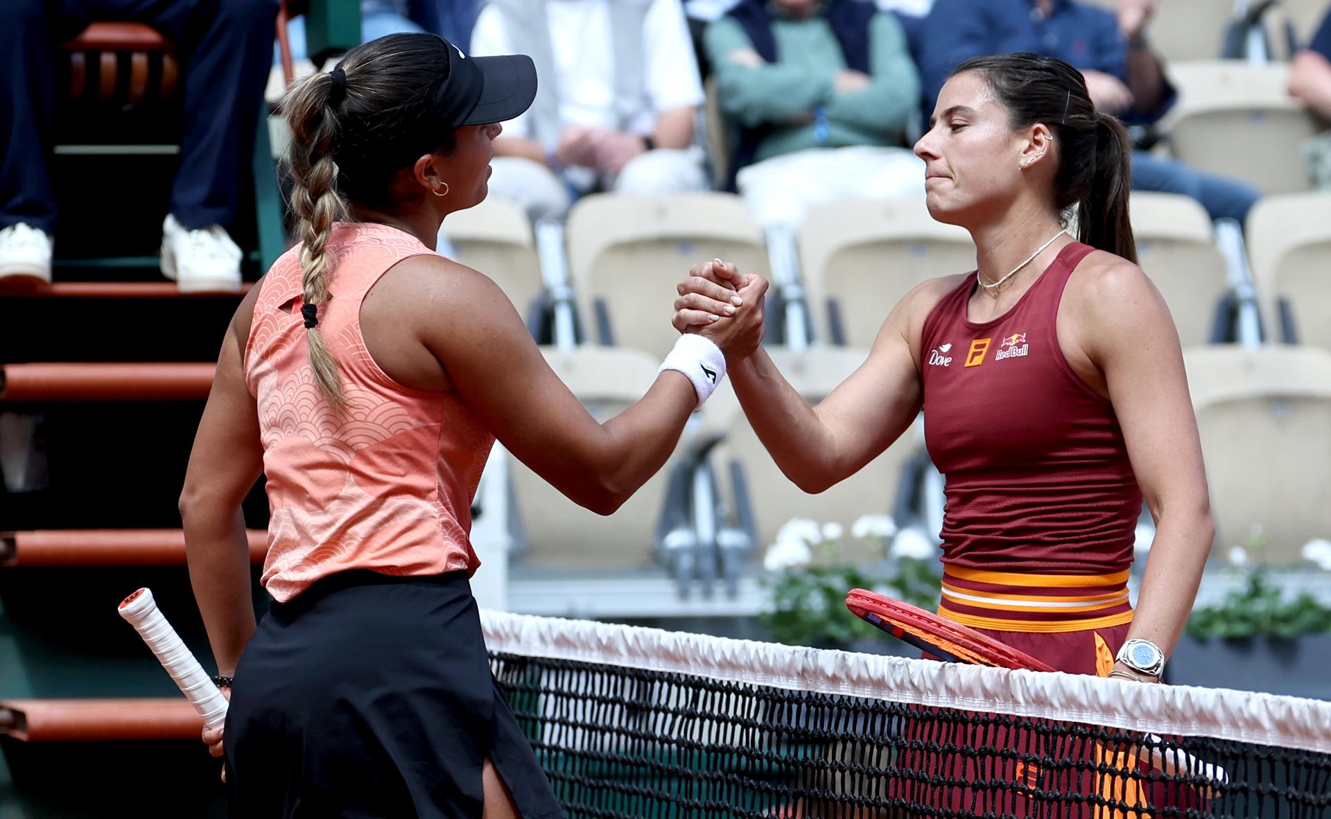 La tenista española Jessica Bouzas Maneiro (I) es felicitada en la red por la estadounidense Emma Navarro después de ganar su partido de primera ronda femenina en Roland Garros en París, Francia. EFE/EPA/CHRISTOPHE PETIT TESSON