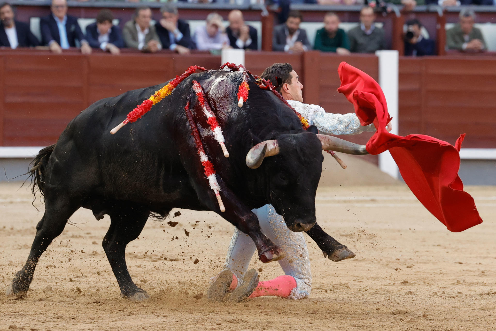 El diestro Fernando Adrián en el festejo taurino de la Feria de San Isidro celebrado este viernes en la Monumental de Las Ventas, en Madrid. EFE/ Zipi