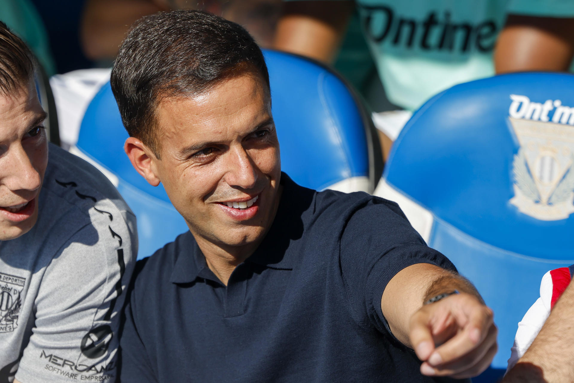 El ya exentrenador del Leganés, Borja Jiménez, durante el partido de la jornada 38 de LaLiga EA Sports, entre el Leganés y el Valladolid, en el Estadio Municipal Butarque. EFE/ Sergio Pérez